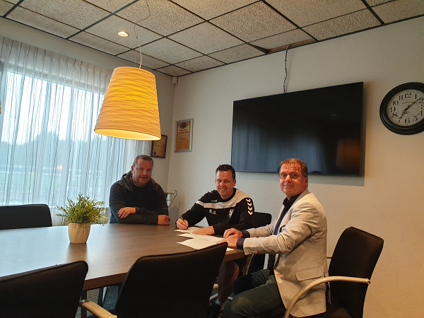 Trainer Remon van Schoonhoven verlengt nu al bij KCVO