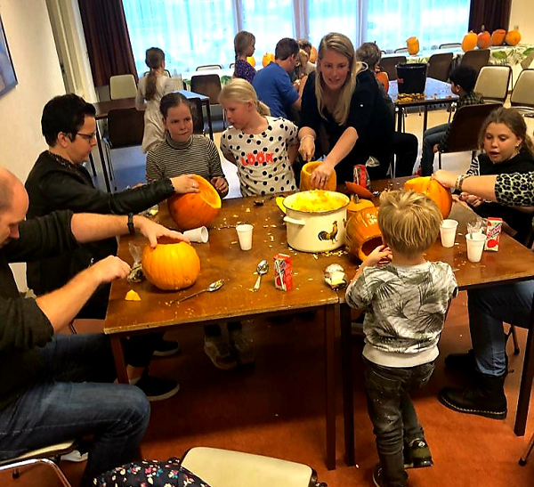 Pompoenen- knutselmiddag bij de Speeltuin-wijkvereniging de Kouwenaar.