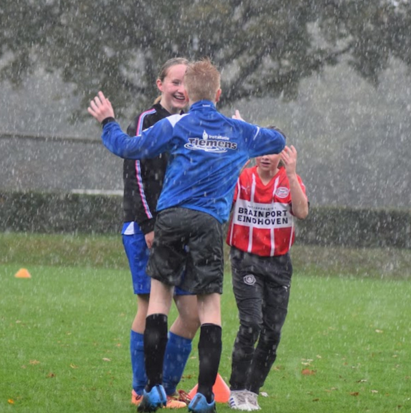 Ruim 50 kinderen  op voetbalmiddag  bij SV Vaassen