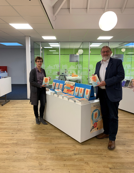 Wethouder Aalbers ontvangt boeken voor college en raadsleden