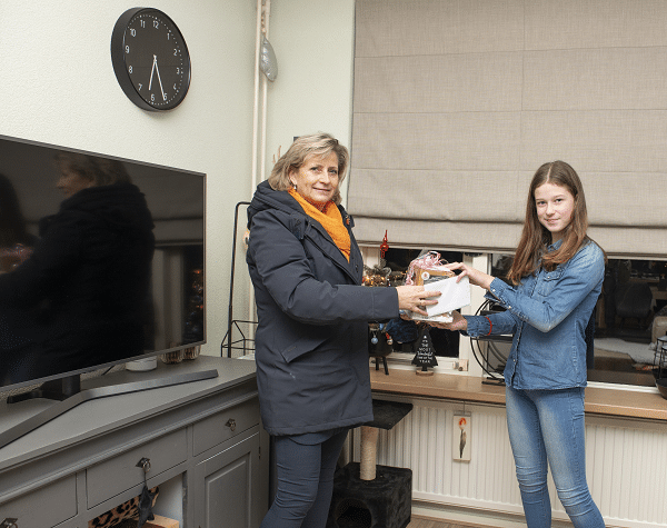 Cadeaukaarten uitgereikt aan jonge mantelzorgers
