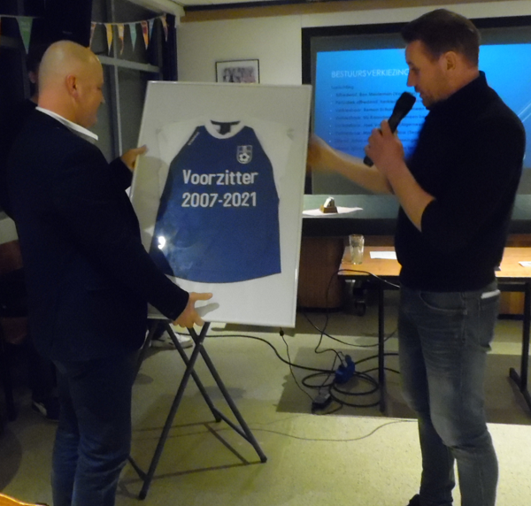Meuleman draagt voorzittershamer over  Marcel Tiemann benoemd bij SV Vaassen