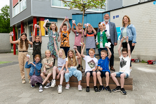 Verstandig op de fiets met verkeersdiploma op zak  Wethouder Aalbers bezoekt vier scholen na verkeersexamen