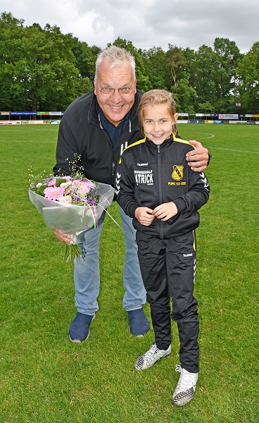 Stekkerz.com neemt na 6 jaar afscheid als sponsor Pupil van de Week bij c.s.v Vios.