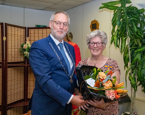 Mevrouw H. Kamphuis-Kloezeman ontvangt Koninklijke onderscheiding