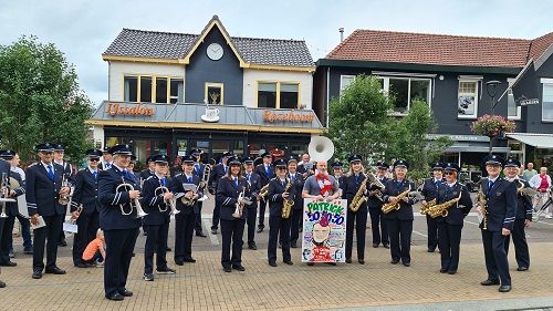 Serenade door VFC op de markt Vaassen