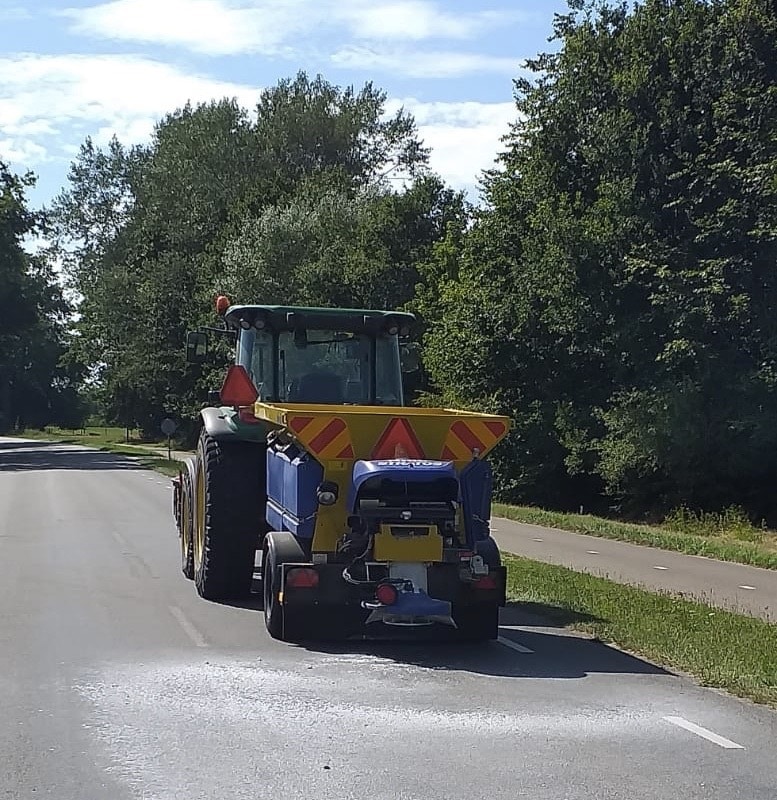 Strooiwagens de weg op om asfalt af te koelen