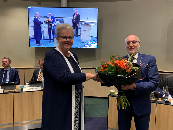 Mevrouw E. de Vries ontvangt Koninklijke onderscheiding