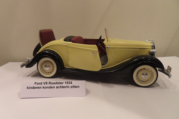 Miniatuur auto’s van Jan Nijhof in het Museum Vaassen Historie