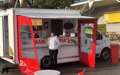 Mani Loempia Foodtruck op het marktplein in Vaassen.