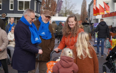 Burgemeester Epe en raadsleden met Kerstgroet in Vaassen
