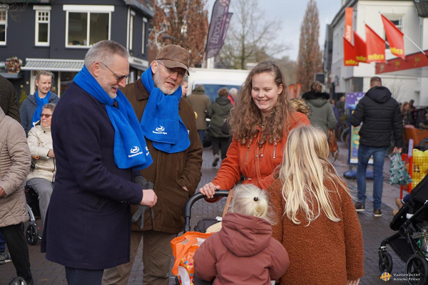 Burgemeester Epe en raadsleden met Kerstgroet in Vaassen