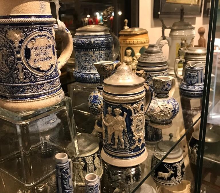 Bierpullen van Jan Kragt in het Museum Vaassen Historie
