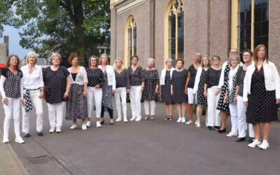 Vrouwenpopkoor Nenoni zingt op Korenfestival Ugchelen