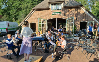 Vrienden van Vaassens Fanfare Corps delen uit tijdens zomerconcert op camping De Helfterkamp.
