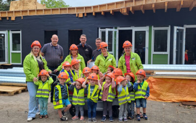 Kinderen KOM Kinderopvang bezoeken nieuwbouw in Vaassen