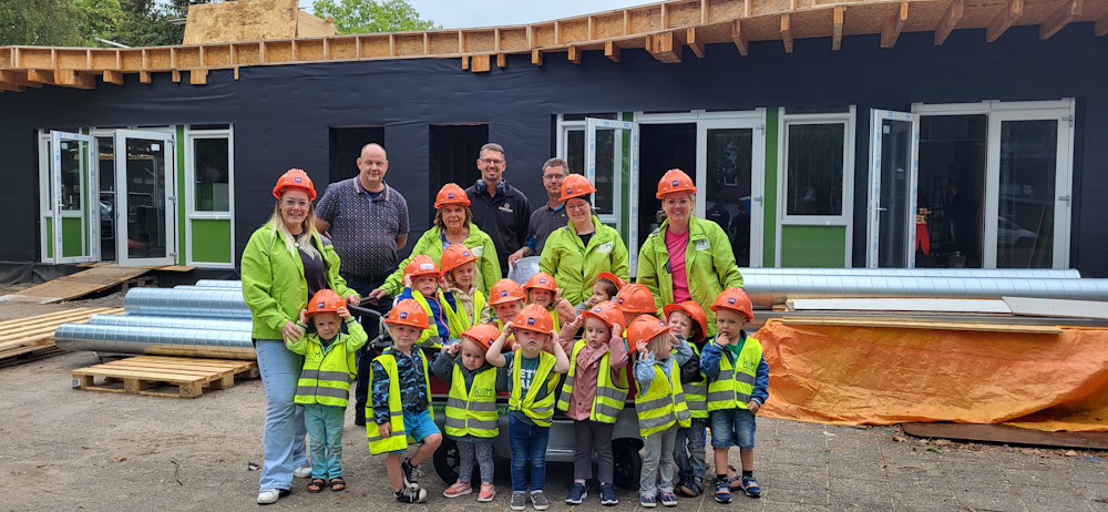 Kinderen KOM Kinderopvang bezoeken nieuwbouw in Vaassen