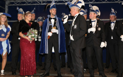 De Rossumdaerpers presenteren nieuwe prinsenpaar op traditionele wijze