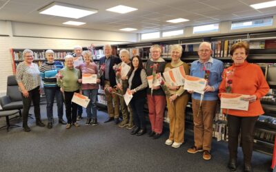 Computercursisten ontvangen certificaat van wethouder van den Berg
