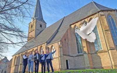 Noten (van vrede) vliegen door Grote Kerk van Epe