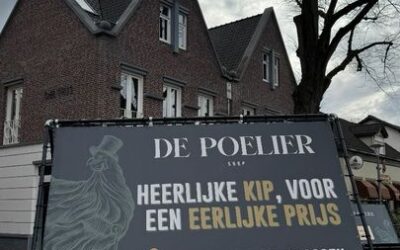 Een nieuw reclamebord bij De Poeliershop in Vaassen