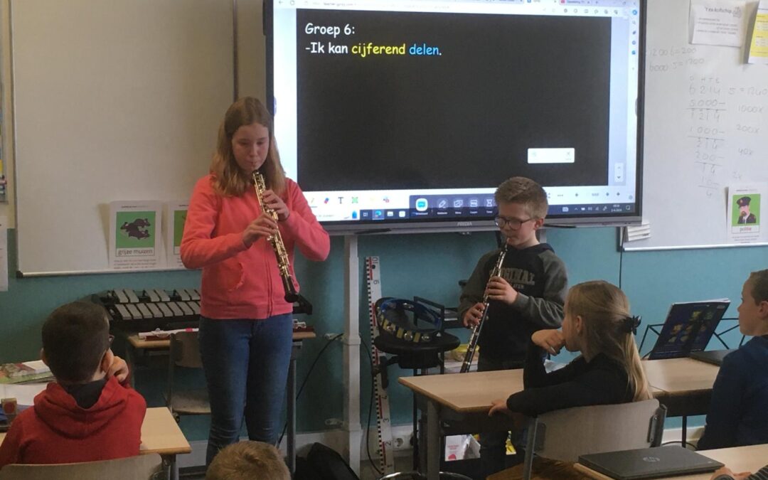 Muzikaal schoolbezoek door leden Prins Bernhard Emst