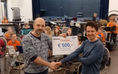 Prins Bernhard Emst ontvangt cheque van Georg Fischer
