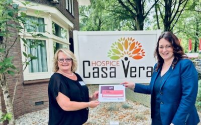 Monuta reikt cheque uit aan Hospice Casa Vera in Epe.