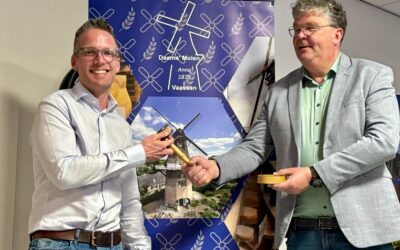 Overdracht voorzittershamer van zowel Vereniging Vrienden Daams’ Molen als Stichting Vaassens Molen
