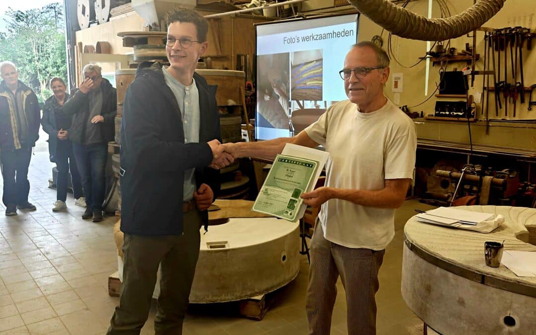 Certificaat Ambachtelijk Korenmolenaar voor Ramon Kroes vrijwillig molenaar bij Daams’ Molen in Vaassen