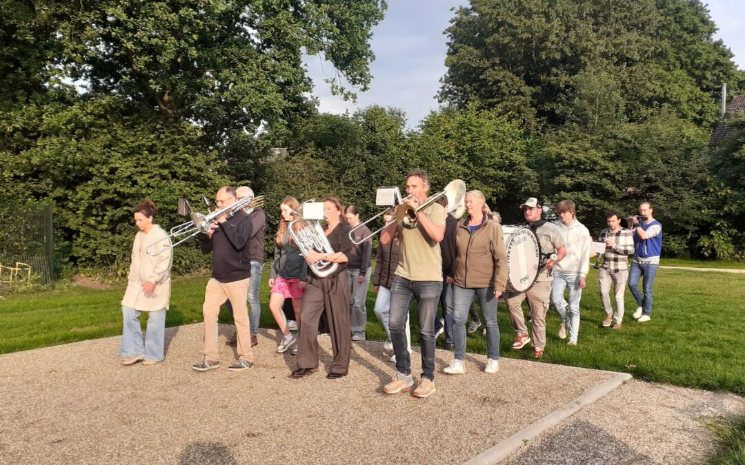 Prins Bernhard in opmars naar Zomeravondconcert op 11 juli a.s.