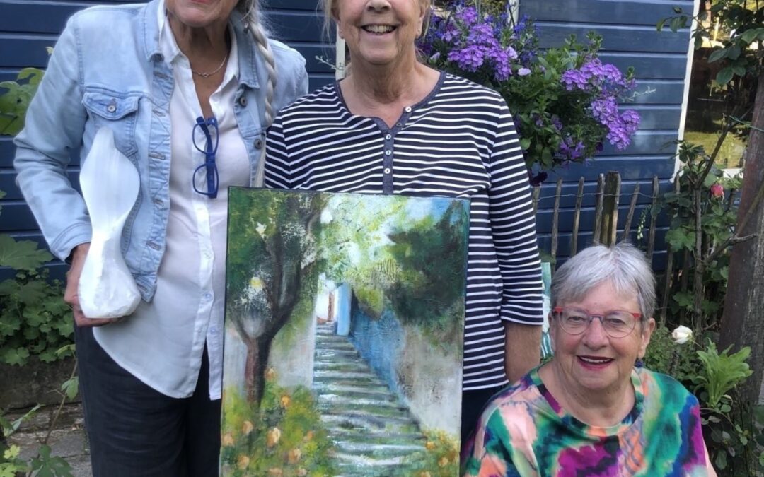 Drie vrouwen exposeren