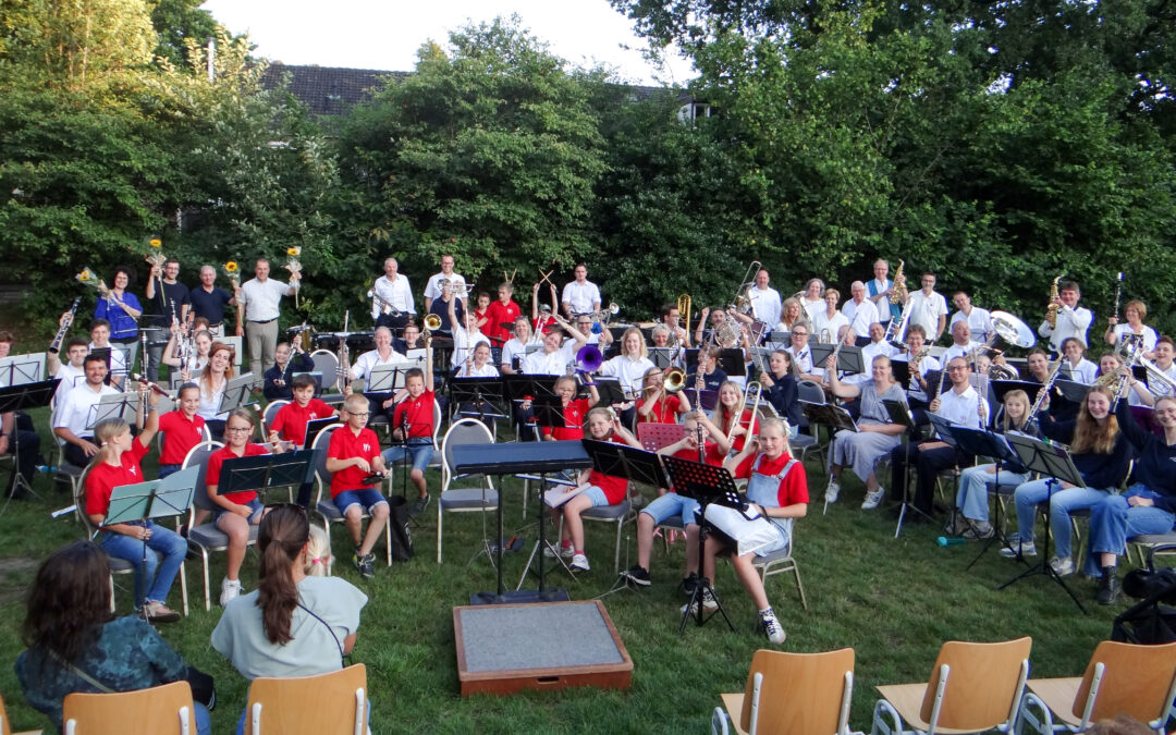 Geslaagd Zomerconcert Prins Bernhard Emst op het veld achter de Hezebrink