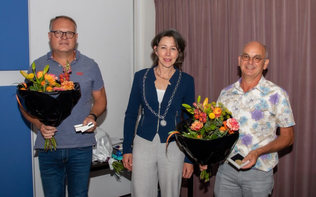 Bronzen gemeentepenning voor Arno Berghorst en Dirk-Jan Beumer uit Oene