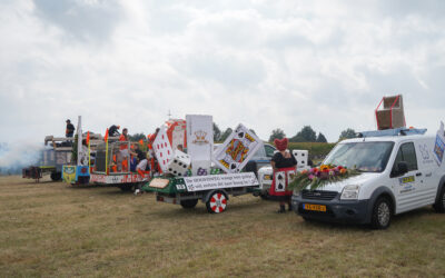 Feest in Emst tijdens de optocht.