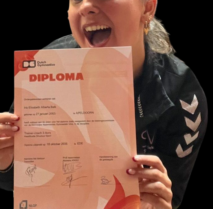 Sportacrobatiek Vaassen viert succes van trainster Iris Balk