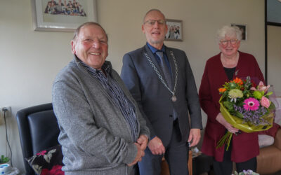 Bezoek burgemeester aan bruidspaar Lankhorst-Koetsier