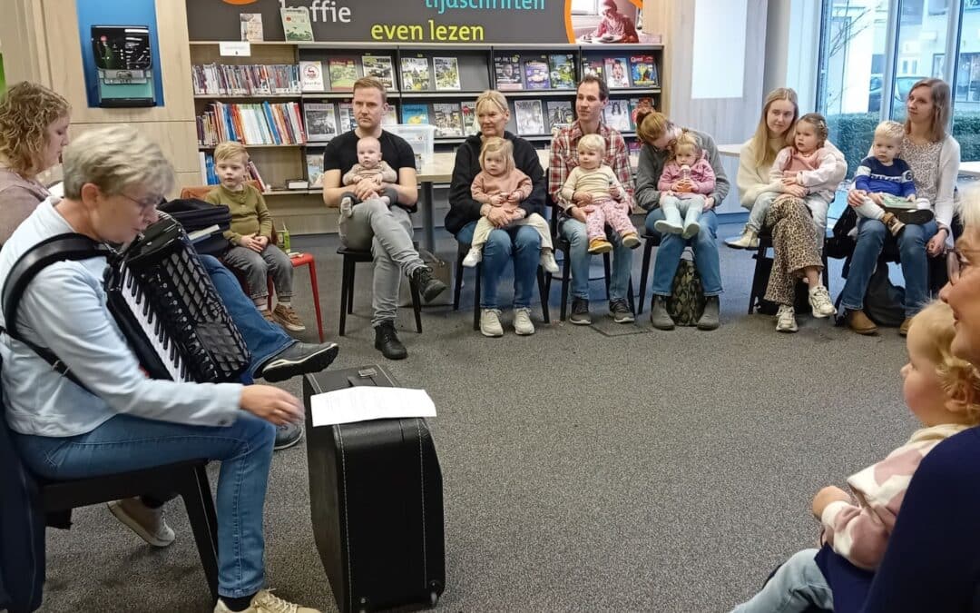 Workshop Muziek op Schoot zorgt voor muzikaal plezier bij Boeken en Babbels