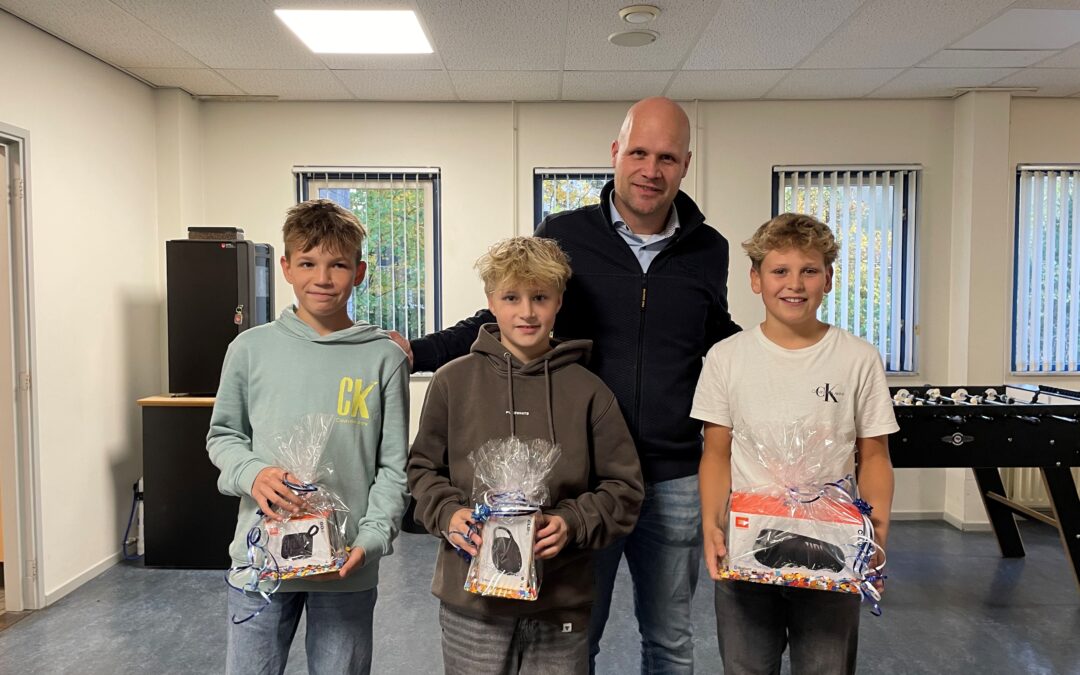 Drie prijswinnaars ontvangen hun prijs bij Voith Paper in Vaassen.