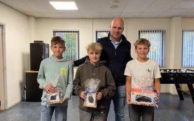 Drie prijswinnaars ontvangen hun prijs bij Voith Paper in Vaassen.