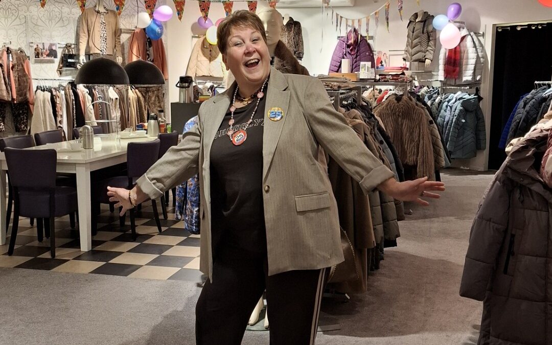 Mariska Sabel en collega’s feliciteren Wilma met haar 25 jarig jubileum bij Huiskes Mode!