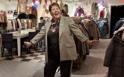 Mariska Sabel en collega’s feliciteren Wilma met haar 25 jarig jubileum bij Huiskes Mode!