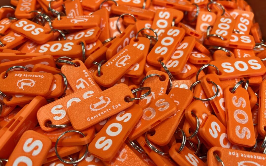 Gemeente Epe deelt oranje fluitjes uit in strijd tegen geweld