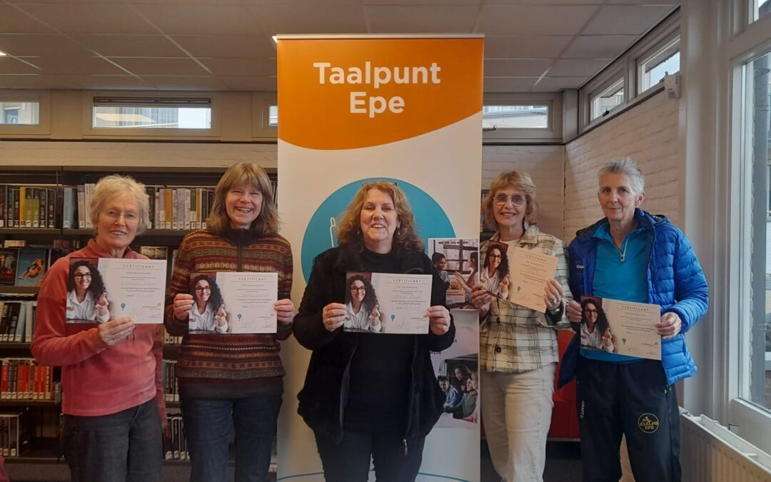 Taalvrijwilligers in bibliotheek Epe ontvangen certificaat  Een investering in basisvaardigheden en maatschappelijke participatie