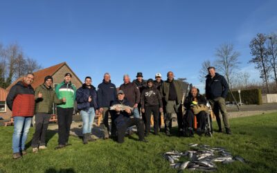 Toyota van Leussen laat VliegvisClub Vaassen vissen voor de voedselbank op ‘t SmallertÂ