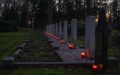 Broken Wings plaatst lichtjes op oorlogsgraven