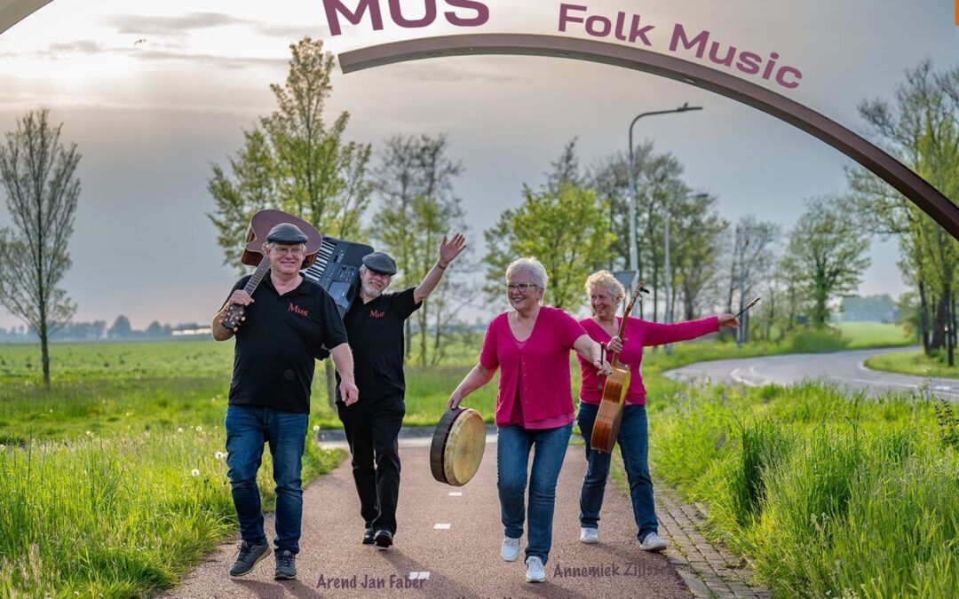Folkgroep MUS speelt Ierse muziek in Epe
