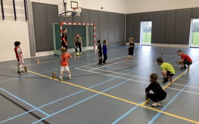 Jong Oranje, v.v. Emst speelgroep, straalt in een warme sportzaal van dorpshuis de Hezebrink!