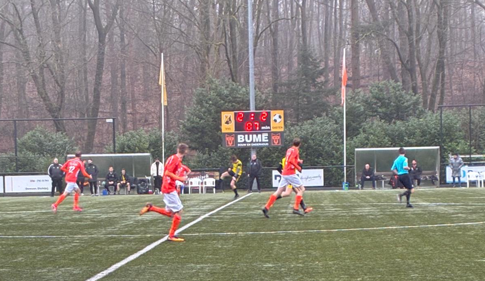 Onwaarschijnlijk slot in Velp: v.v. Emst 1 ziet zege tegen V.V.O. 1 in blessuretijd wegglippen