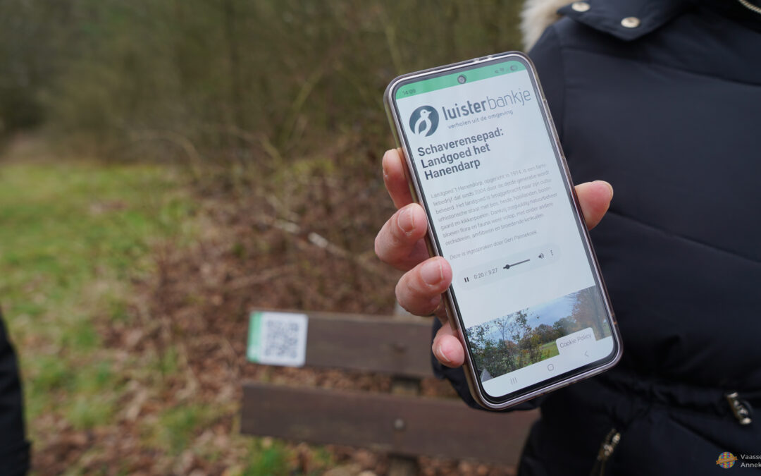 Twee luisterbankjes met QR-code geplaatst langs Klompenpaden in Epe